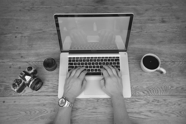 apple_black_and_white_camera_coder_coffee_computer_cup_desk-928093.jpeg