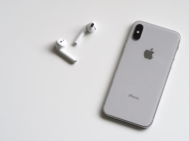 airpods-apple-device-cellphone-788946.jpg