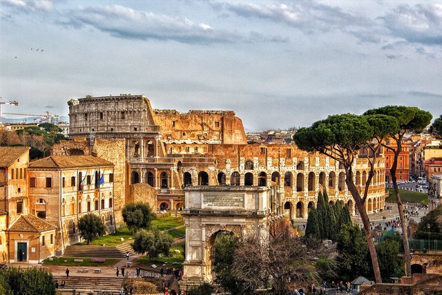 colosseum-2030643_1280.jpg