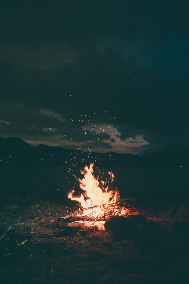 bonfire-burning-camp-campfire-1368382.jpg