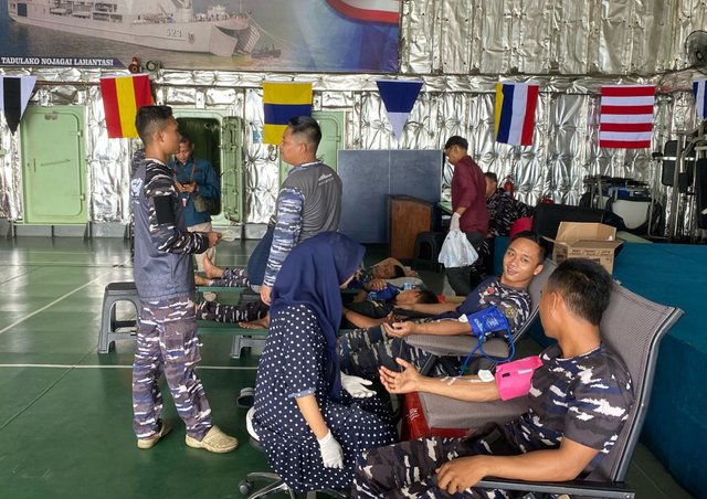 KRI Teluk Palu_07.jpg