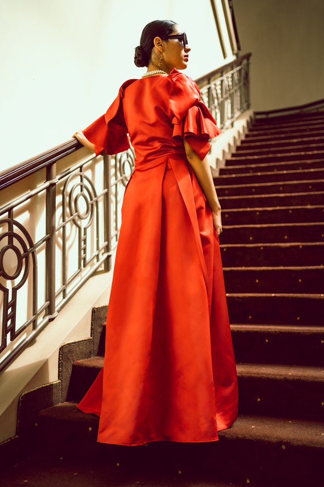 Vestido-Rojo-Mitos-escalera-2.jpg