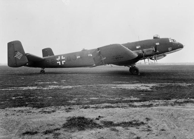 Junkers_Ju_290_A-3_FAGr_5_on_ground.jpg