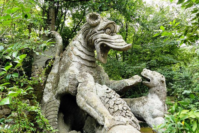 1_bomarzo_-_drago.jpg