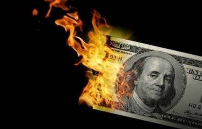 pakistani-man-set-his-us-dollars-on-fire-to-support-the-economy-and-tumbling-rupee-1558431005-7715.jpg