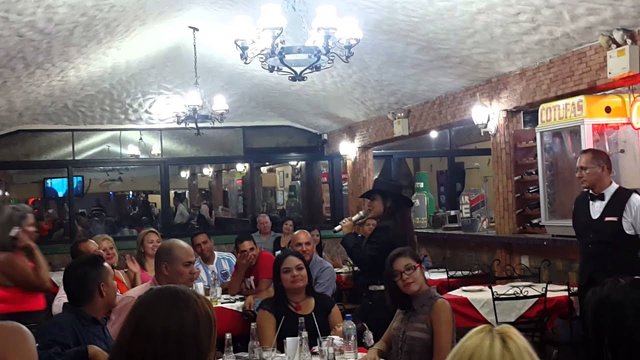 Presentación de la cantante Blanca Gallardo en el restaurant Valles del Turbio.jpg