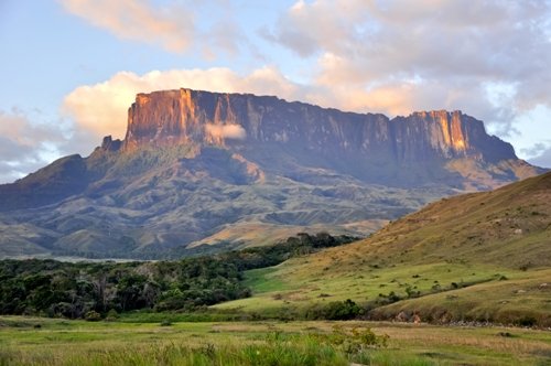 Kukenan_Tepuy_at_Sunset.jpg