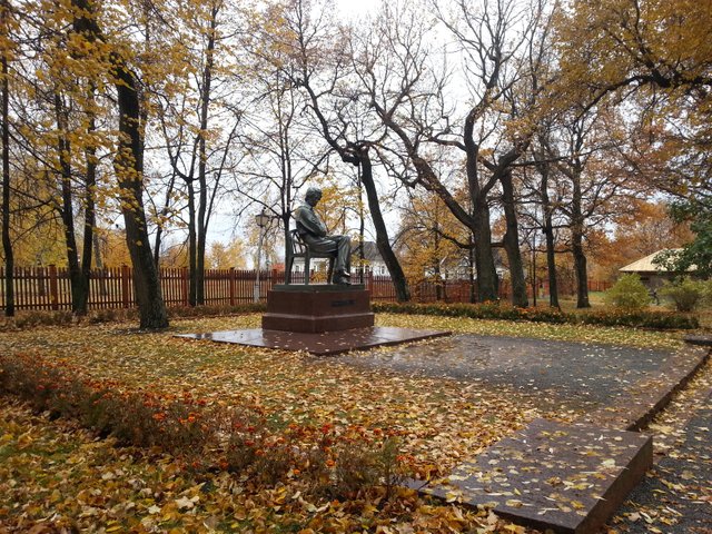 Памятник А. С. Пушкину в Болдино. Скульптор О. К. Комов, 1979г.jpg