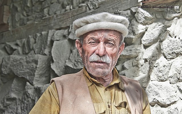 PAKISTAN,-Hunza-Valley_-Enjoy-life-OLD-BORUSHO-MAN.jpg