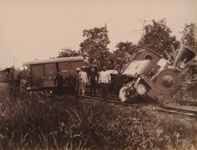 kecelakaan kereta api di jalur Meureudu Samalanga COLLECTIE TROPENMUSEUM.jpg