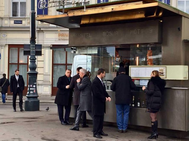 Viktor Orban in Wien beim Würstelstand.jpg