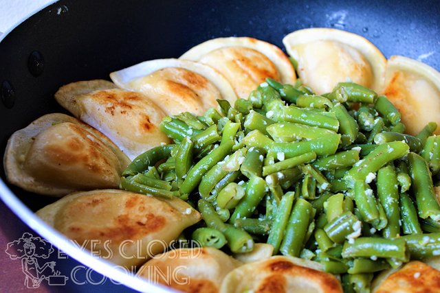 Eyes-Closed-Cooking---Pierogies-With-Garlic-Green-Beans-Recipe---04.jpg