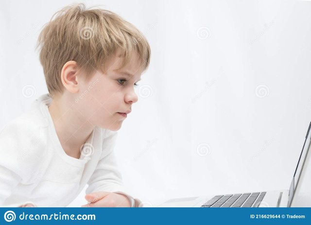 светлый-ребенок-внимательно-смотрит-на-экран-компьютера-или-ноутбука-216629644.jpg