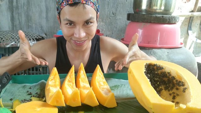 Enjoy delicious ripe papaya with me.jpg