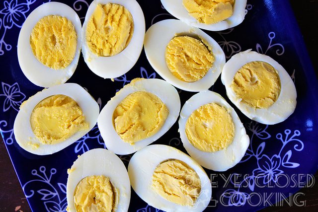 Eyes-Closed-Cooking-Deviled-Eggs-Recipe---03.jpg