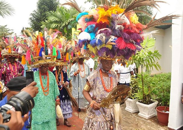 800px-The_Igwe,_also_known_as_the_Obi_of_Onitsha_and_the_Chiefs_at_the_Ofala_Festival,_Anambra_State,_Nigeria.jpg