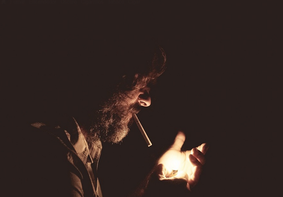 Hombre fumando.PNG