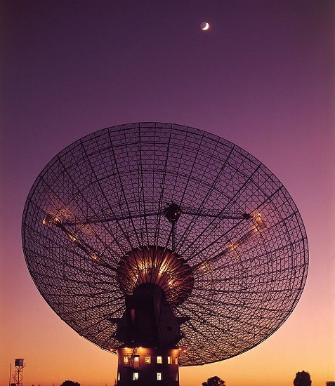 CSIRO_ScienceImage_4350_CSIROs_Parkes_Radio_Telescope_with_moon_in_the_background.jpg