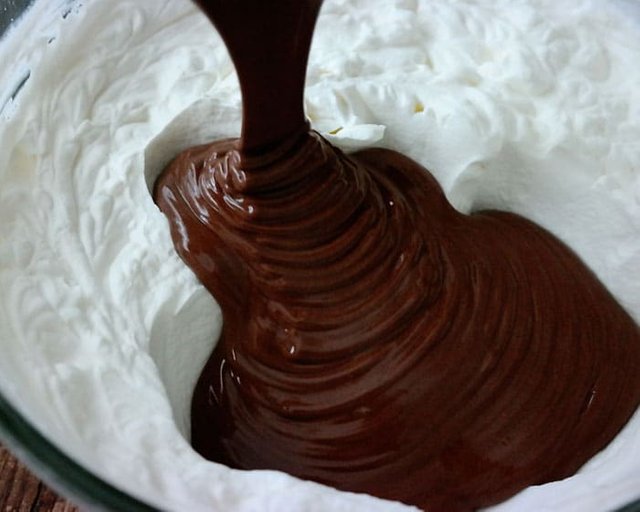 Chocolate-Mousse-Whipped-Cream-01c.jpg