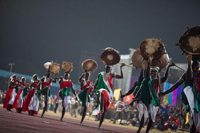 Burundian_performers_with_drums.jpg