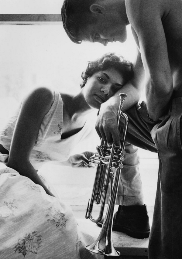 Chet Baker con la moglie Halema Alli, 1955.png