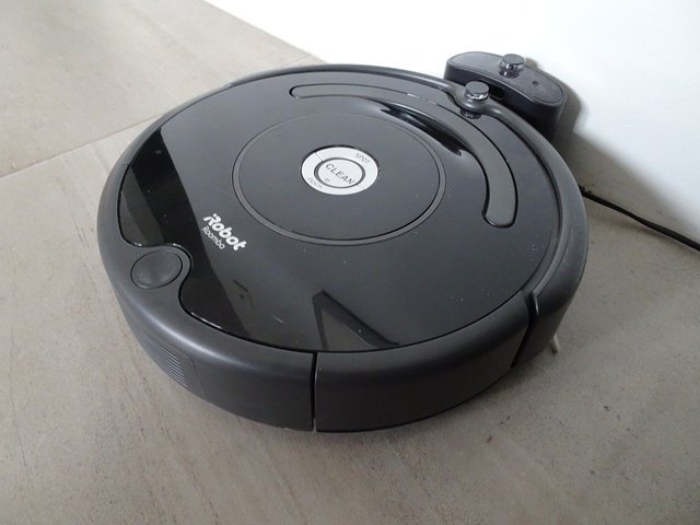 robot-vacuum-cleaner-g7a3019fd7_1280.jpg