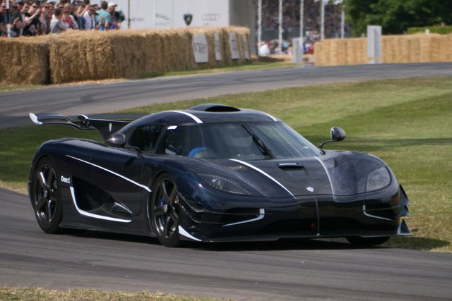 2015_Koenigsegg_One-1_(19706358889).jpg