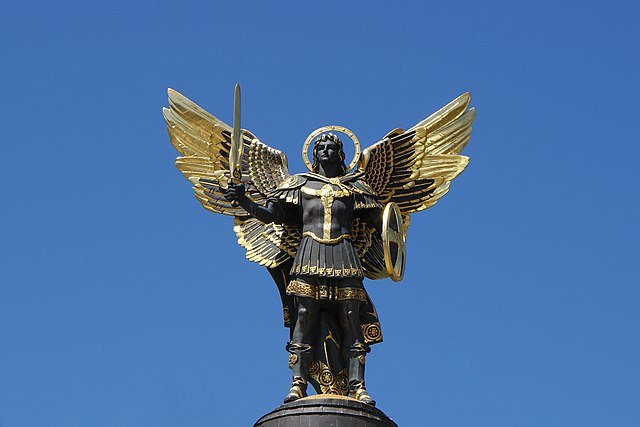 6236d4e3e4292_640px-Statue_archange_Saint-Michel_en_Ukraine.jpg