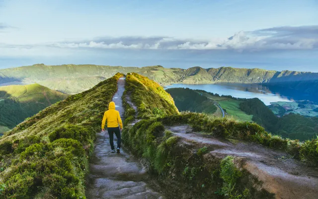 budget-bucket-azores-walk.webp