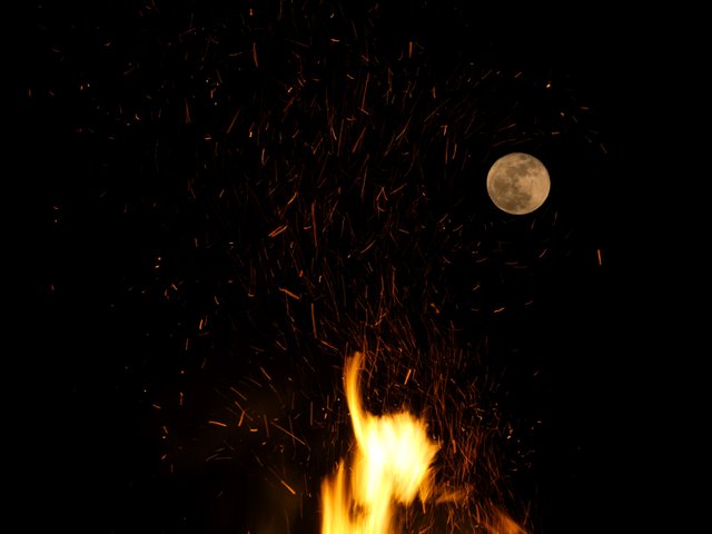 2008-03-22 Moon and Fire 01.jpg