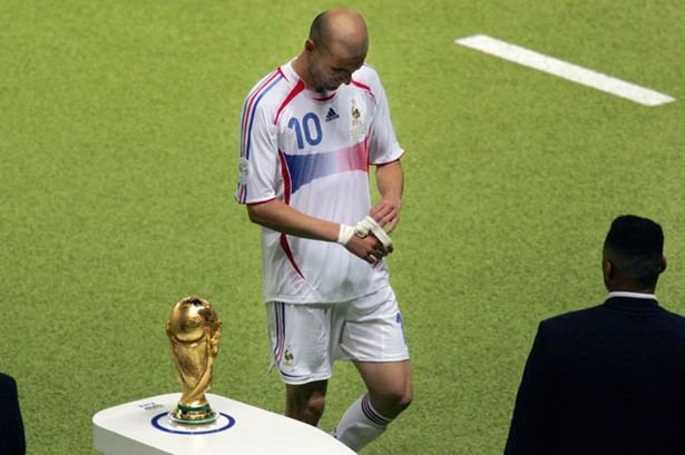 zidane-world-cup-trophy-walking-past-1400657476.jpg