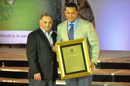 Sr._Alfredo_Avila_y_Miguel_Cabrera_MVP_2013.jpg