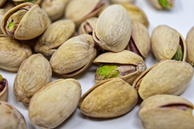 pistachios-4772007.jpg