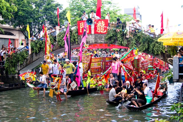 Dragon_Boat_Festival_in_Haiwei,_Ronggui,_2011.jpg