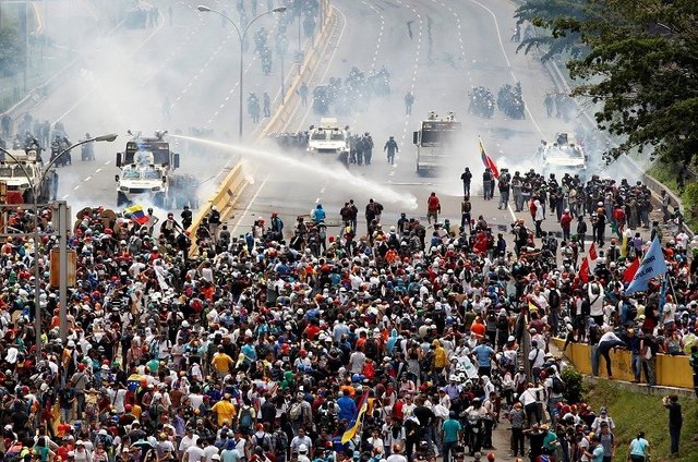 persiste-la-violencia-durante-las-protestas-contra-el-presidente-nicolas-maduro-reuters.jpg