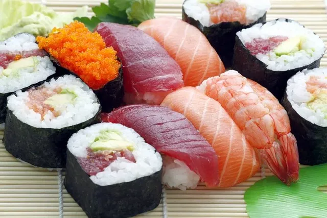 sushi-354628__480.webp