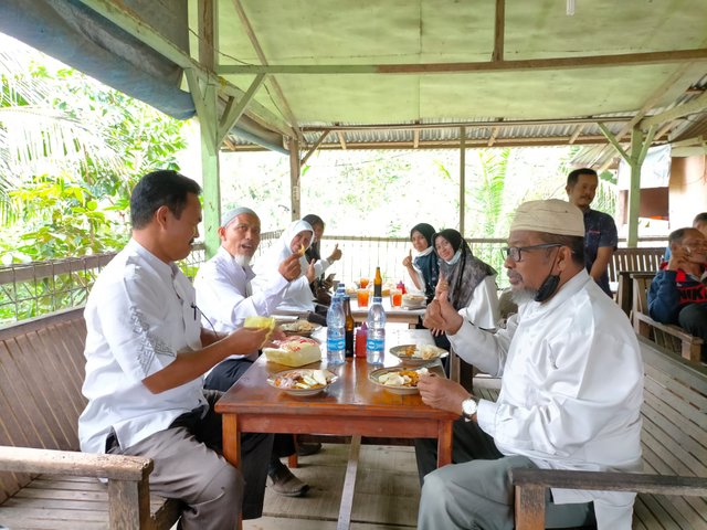 Sedang makan mie1.jpeg