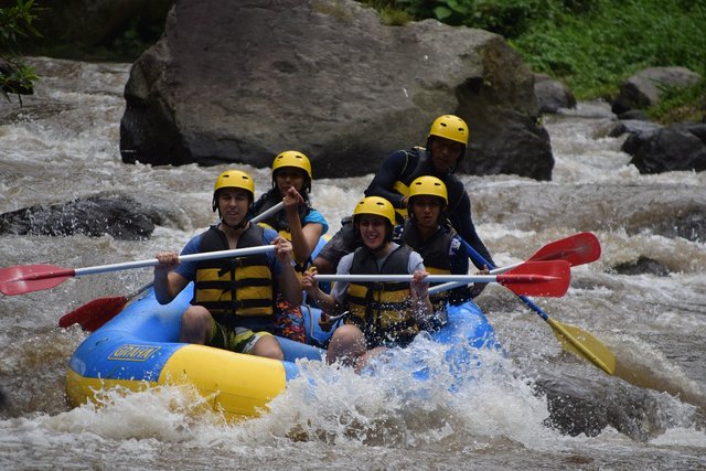 rafting-5647055_1280.jpg