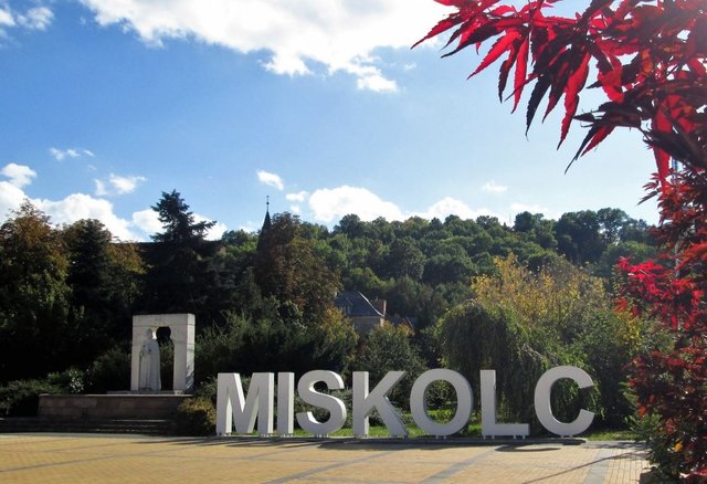 miskolc statue.jpg