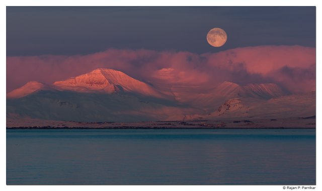 Moonrise-Skardsheidi-Reykjavik-Iceland.jpg