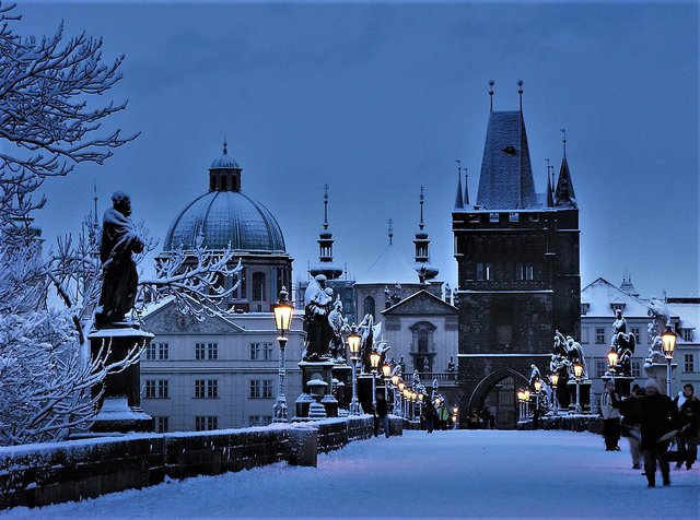 Prague_charles_bridge_winter.jpg