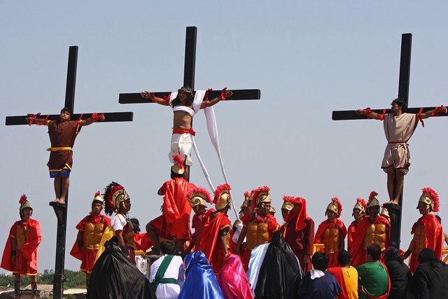 1280px-Trio_on_crosses.jpg