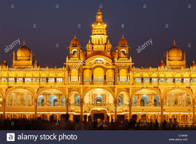 maharaja-palace-mysore-palace-illumination-at-night-mysore-karnataka-C10K90.jpg