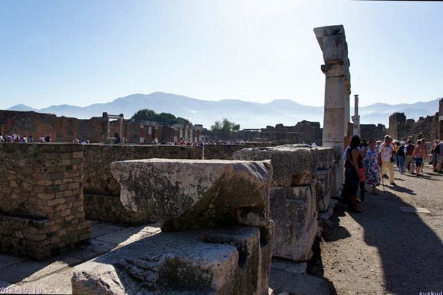 b-EU121019-174325.jpg