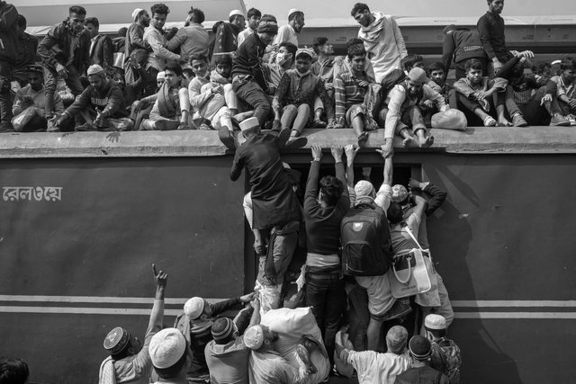 free-photo-of-passengers-climbing-on-train-car-rooftop.jpeg