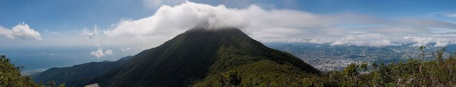 Caribbean_Sea,_Avila_Mt,_Caracas_Panorama.jpg