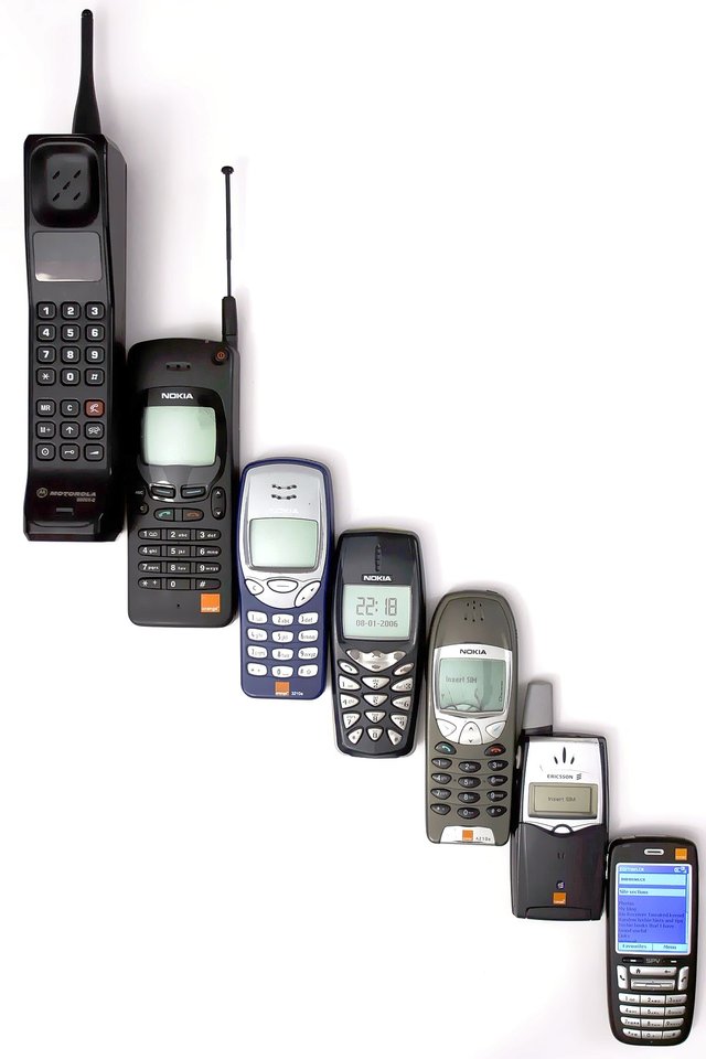 1200px-Mobile_phone_evolution.jpg