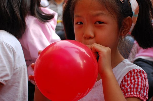 800px-Girl_inflating_a_red_balloon.jpg