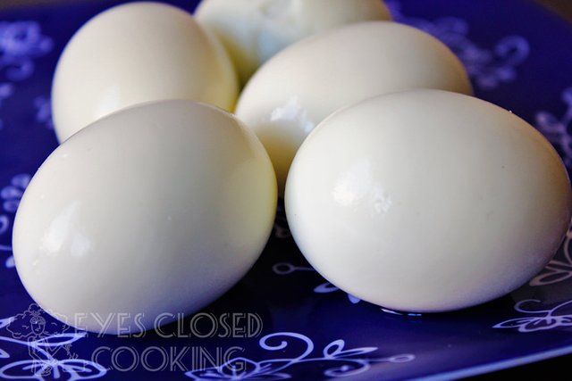 Eyes-Closed-Cooking-Deviled-Eggs-Recipe---02.jpg