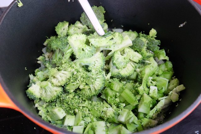 Broccoli-soup-with-cheesy-carrot-cream-2.jpg